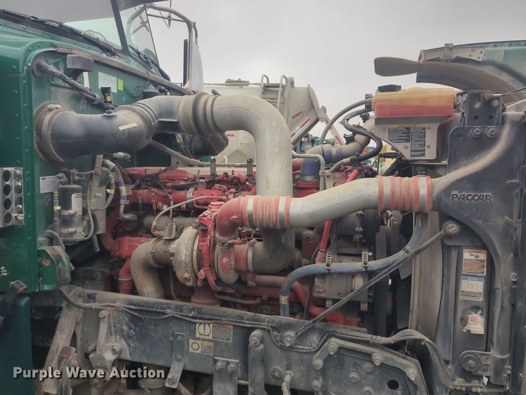 image for item DT6562 2016 Peterbilt  389 semi truck