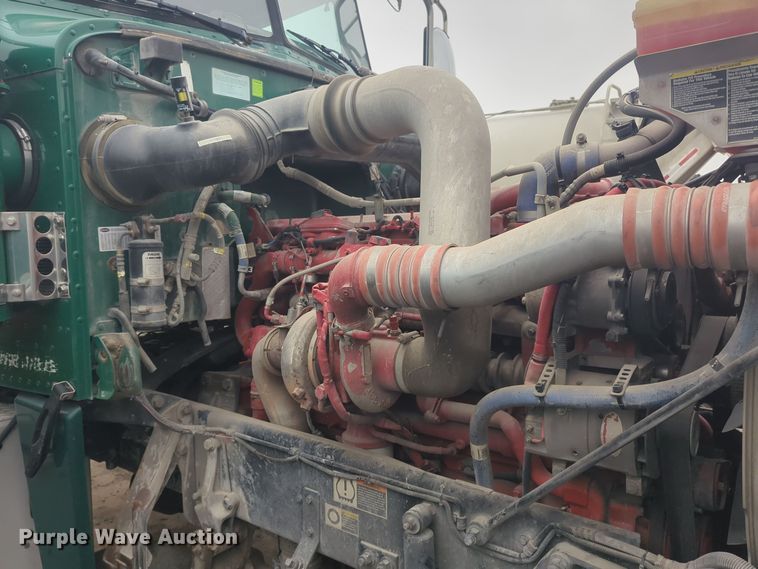 image for item DT6562 2016 Peterbilt  389 semi truck