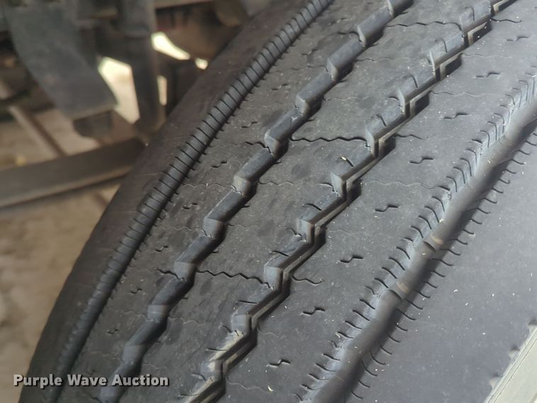 image for item DT6562 2016 Peterbilt  389 semi truck