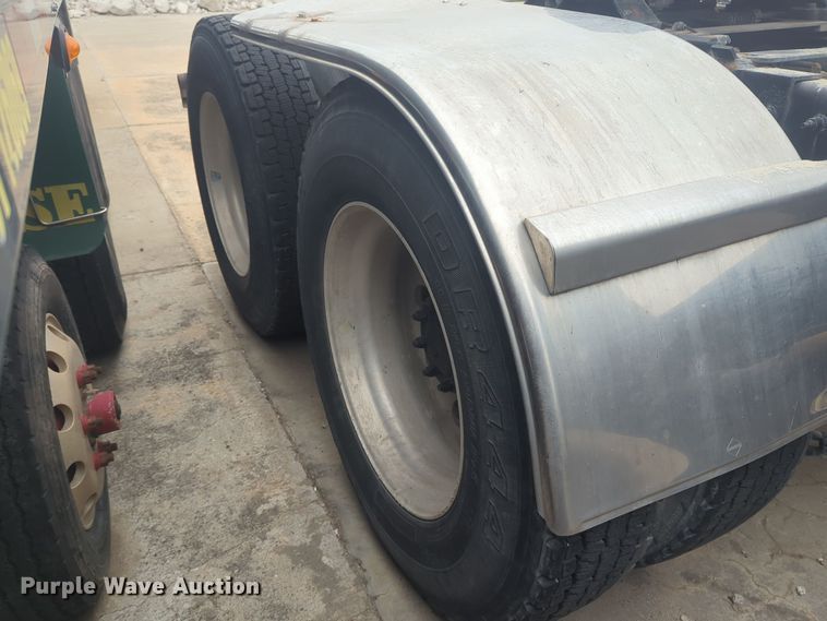 image for item DT6562 2016 Peterbilt  389 semi truck