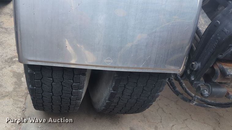 image for item DT6562 2016 Peterbilt  389 semi truck