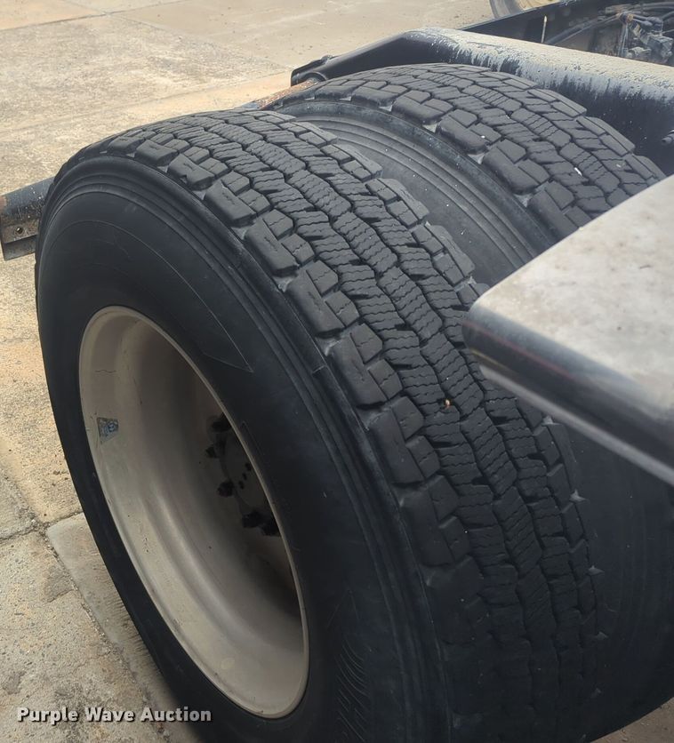 image for item DT6562 2016 Peterbilt  389 semi truck