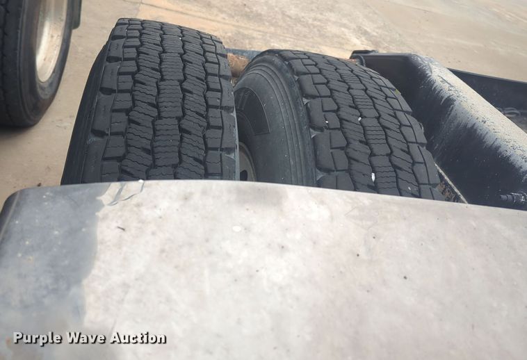 image for item DT6562 2016 Peterbilt  389 semi truck