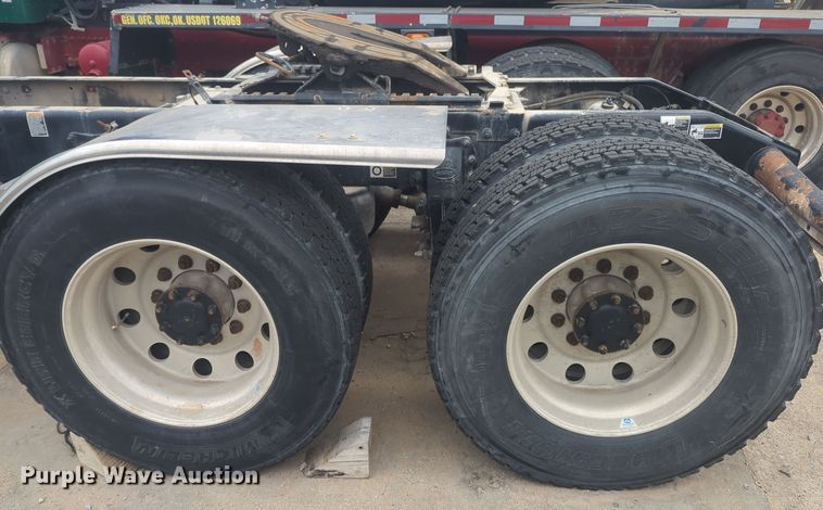 image for item DT6562 2016 Peterbilt  389 semi truck