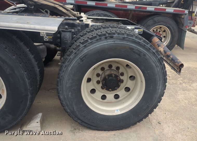 image for item DT6562 2016 Peterbilt  389 semi truck