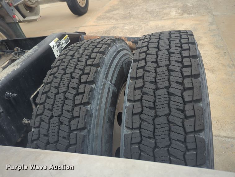 image for item DT6562 2016 Peterbilt  389 semi truck