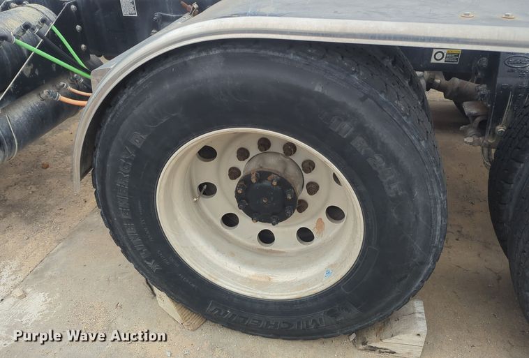 image for item DT6562 2016 Peterbilt  389 semi truck