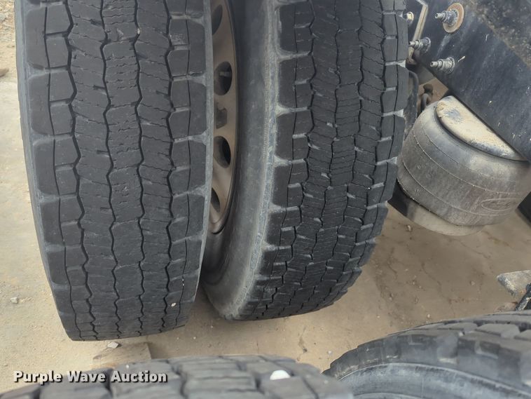 image for item DT6562 2016 Peterbilt  389 semi truck