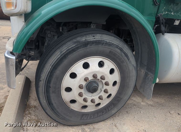 image for item DT6562 2016 Peterbilt  389 semi truck