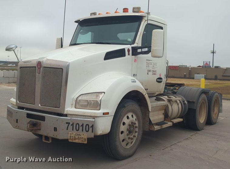 image for item DT6564 2015 Kenworth T880 semi truck