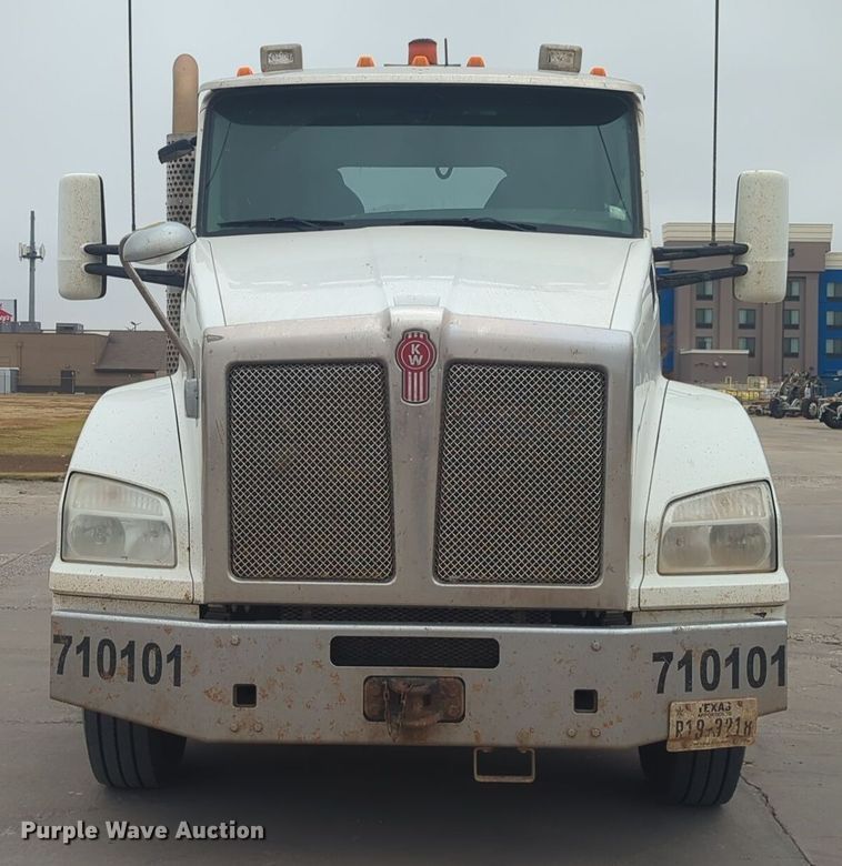 image for item DT6564 2015 Kenworth T880 semi truck