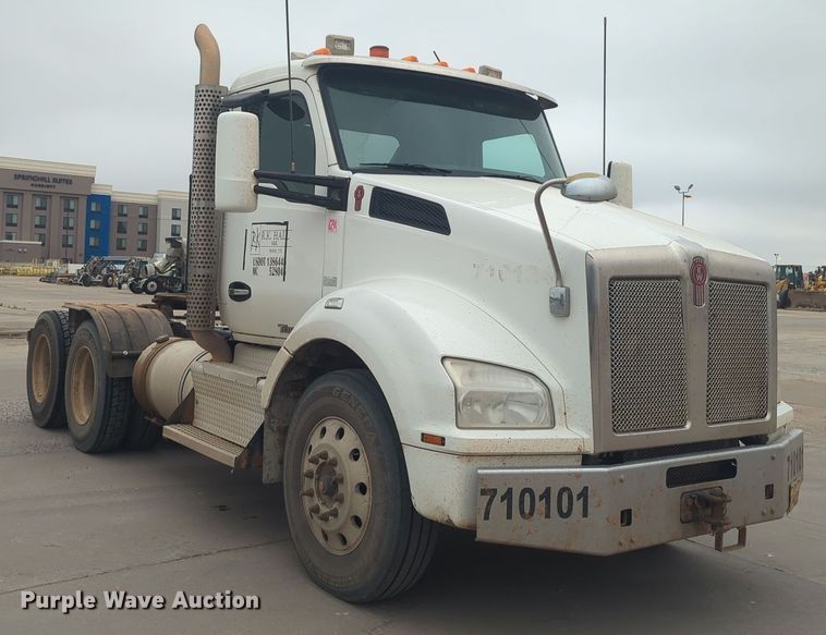 image for item DT6564 2015 Kenworth T880 semi truck