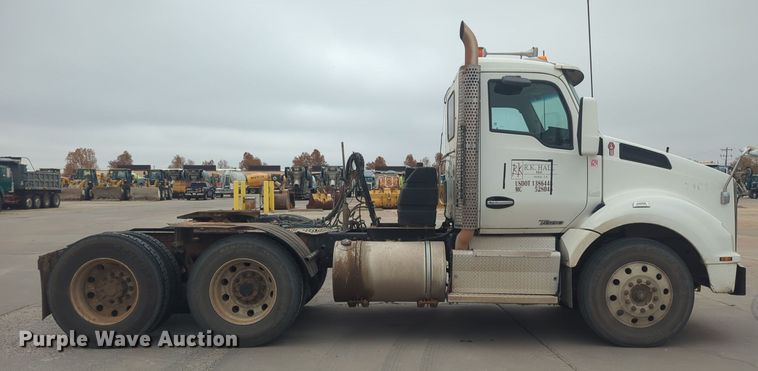 image for item DT6564 2015 Kenworth T880 semi truck