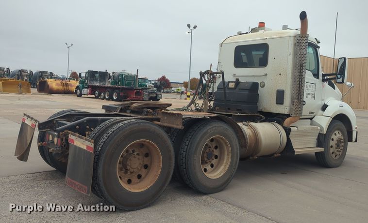 image for item DT6564 2015 Kenworth T880 semi truck