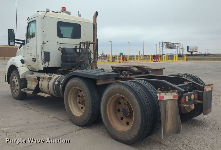 image for item DT6564 2015 Kenworth T880 semi truck