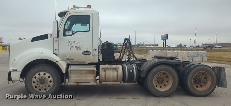 image for item DT6564 2015 Kenworth T880 semi truck