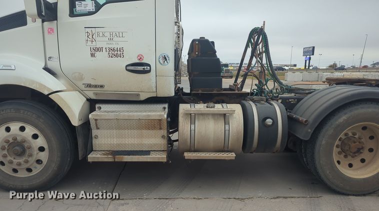image for item DT6564 2015 Kenworth T880 semi truck