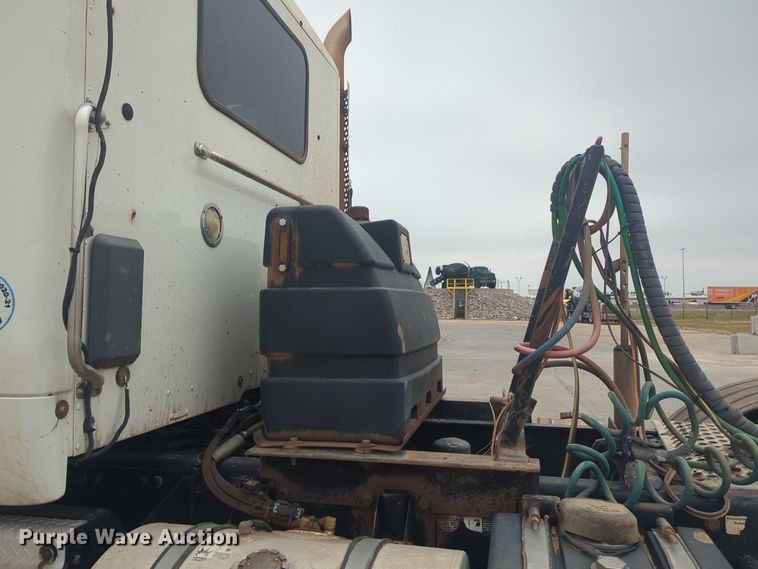 image for item DT6564 2015 Kenworth T880 semi truck