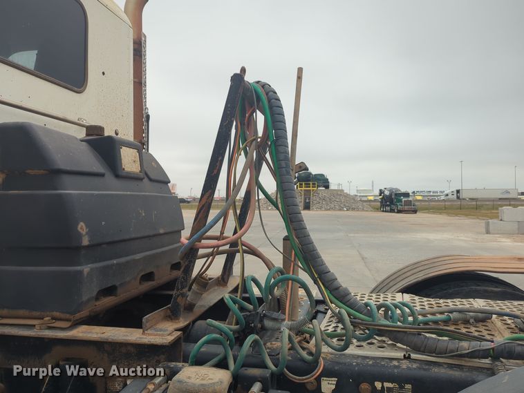 image for item DT6564 2015 Kenworth T880 semi truck