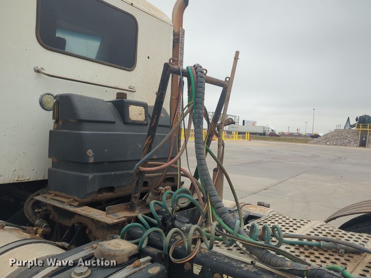 image for item DT6564 2015 Kenworth T880 semi truck