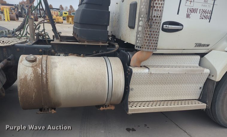 image for item DT6564 2015 Kenworth T880 semi truck