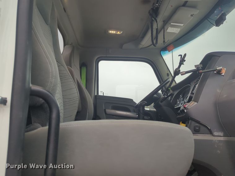 image for item DT6564 2015 Kenworth T880 semi truck