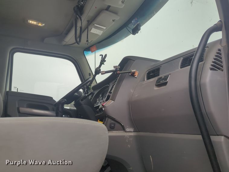 image for item DT6564 2015 Kenworth T880 semi truck