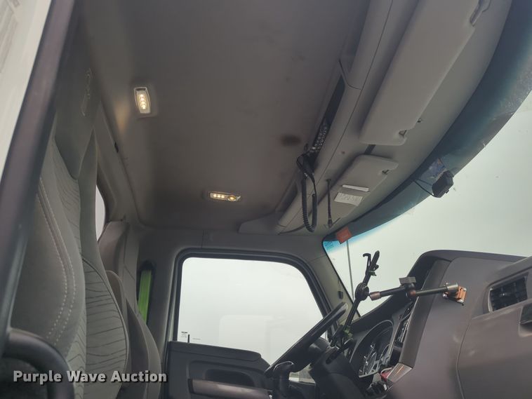 image for item DT6564 2015 Kenworth T880 semi truck