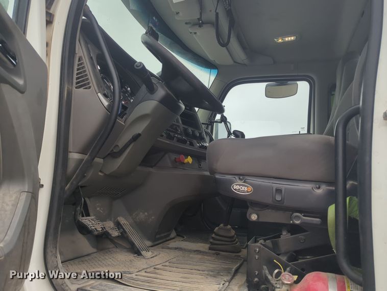 image for item DT6564 2015 Kenworth T880 semi truck