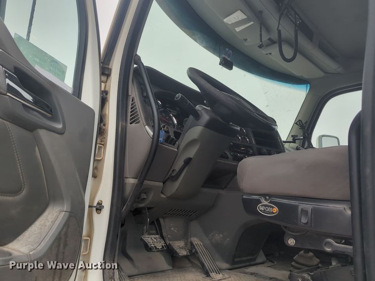 image for item DT6564 2015 Kenworth T880 semi truck