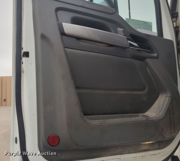 image for item DT6564 2015 Kenworth T880 semi truck