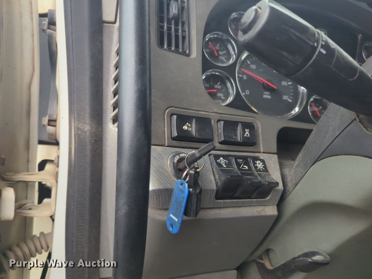 image for item DT6564 2015 Kenworth T880 semi truck