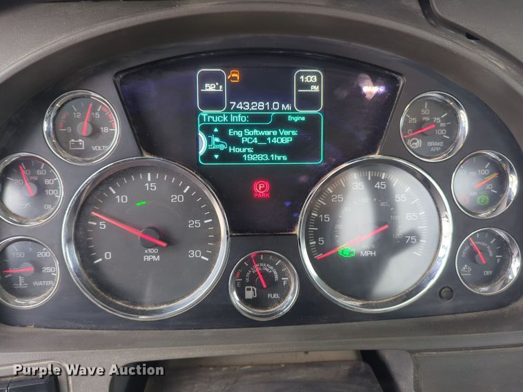 image for item DT6564 2015 Kenworth T880 semi truck