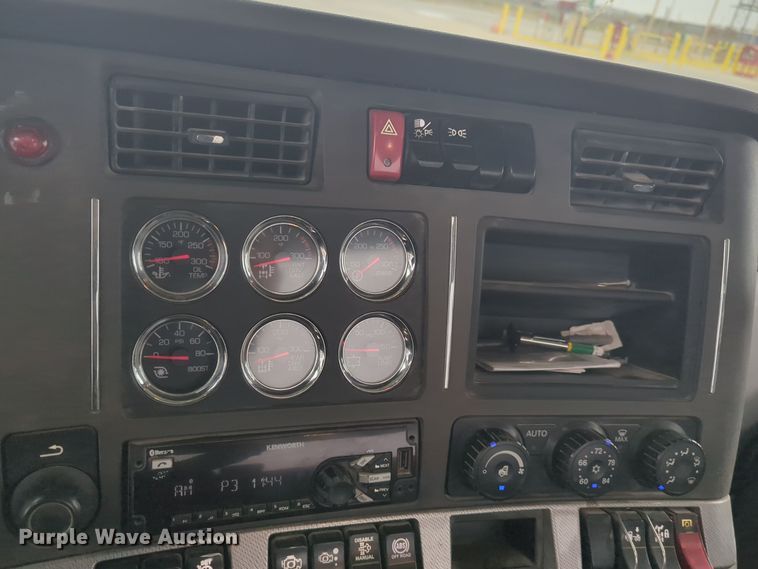 image for item DT6564 2015 Kenworth T880 semi truck