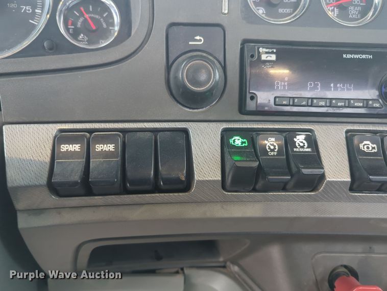 image for item DT6564 2015 Kenworth T880 semi truck