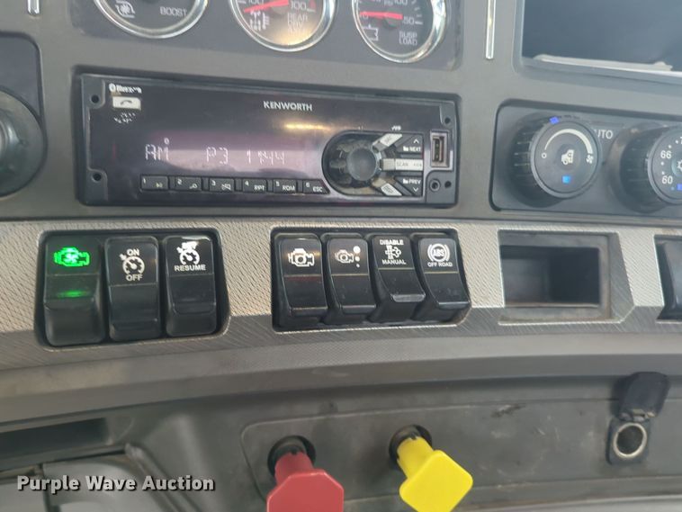 image for item DT6564 2015 Kenworth T880 semi truck