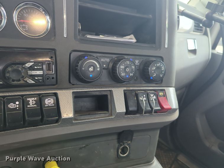 image for item DT6564 2015 Kenworth T880 semi truck