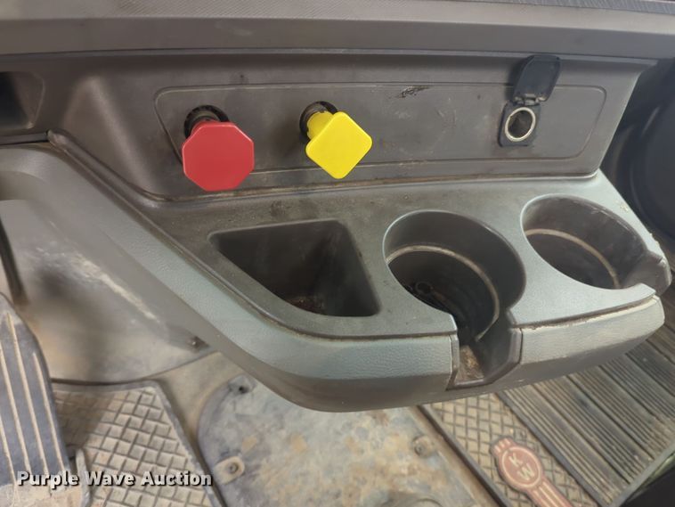 image for item DT6564 2015 Kenworth T880 semi truck