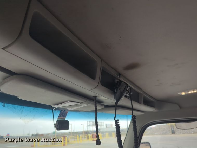 image for item DT6564 2015 Kenworth T880 semi truck