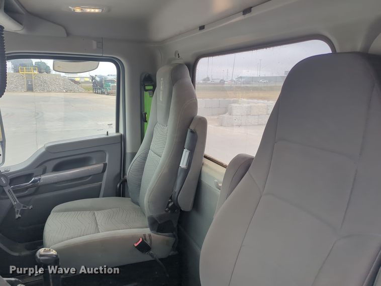 image for item DT6564 2015 Kenworth T880 semi truck