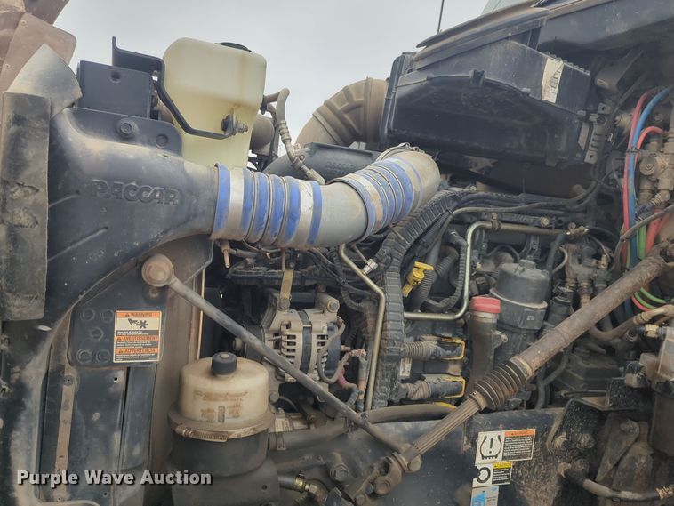 image for item DT6564 2015 Kenworth T880 semi truck