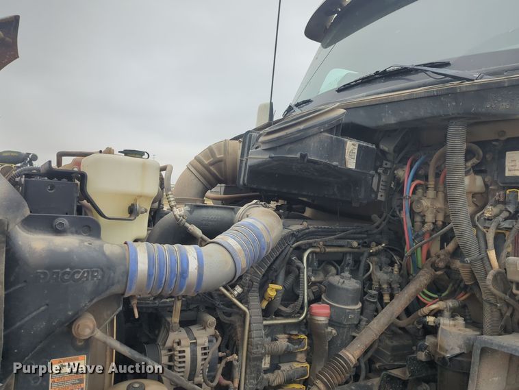 image for item DT6564 2015 Kenworth T880 semi truck