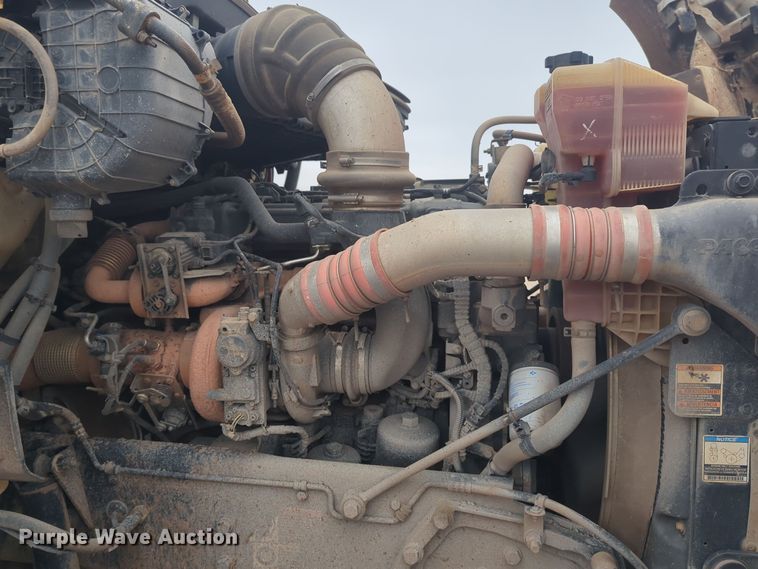 image for item DT6564 2015 Kenworth T880 semi truck