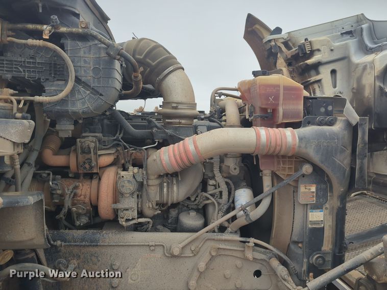 image for item DT6564 2015 Kenworth T880 semi truck