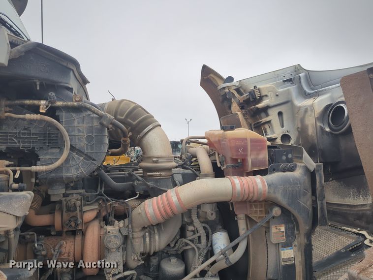 image for item DT6564 2015 Kenworth T880 semi truck