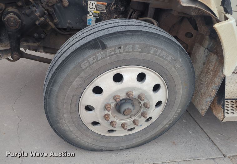 image for item DT6564 2015 Kenworth T880 semi truck