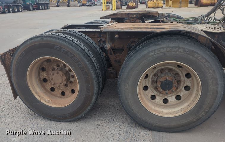 image for item DT6564 2015 Kenworth T880 semi truck