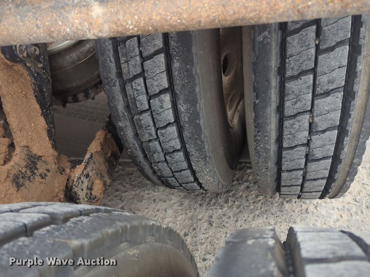 image for item DT6564 2015 Kenworth T880 semi truck