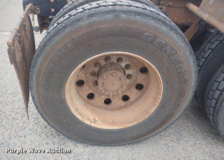 image for item DT6564 2015 Kenworth T880 semi truck