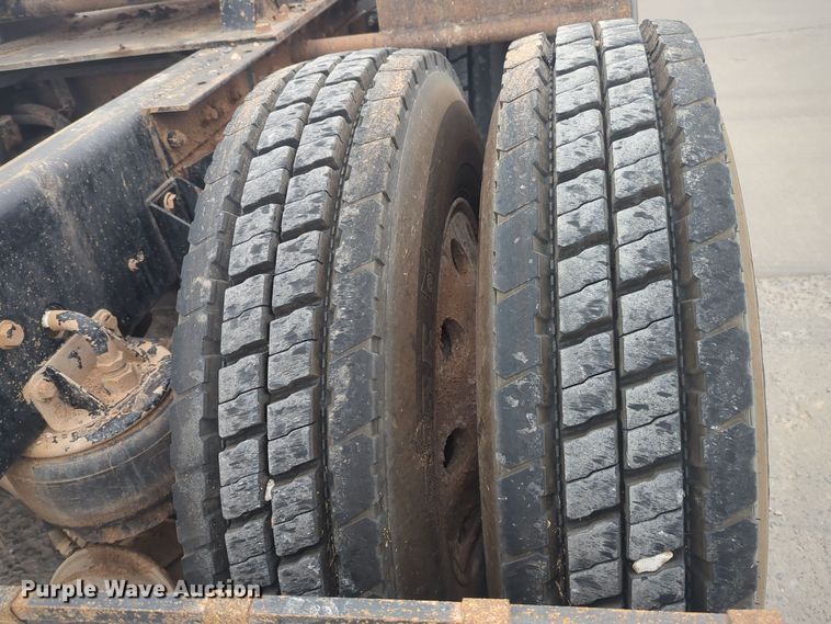 image for item DT6564 2015 Kenworth T880 semi truck